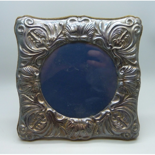 7011 - A Carr's silver photograph frame, Sheffield, 1992, 15 x 15cm, 9cm aperture