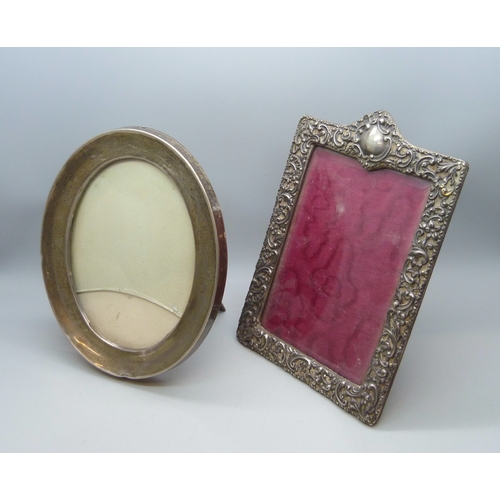 7015 - An oval silver photograph frame, hallmarks worn, a/f, 17cm, and a white metal fronted photograph fra... 