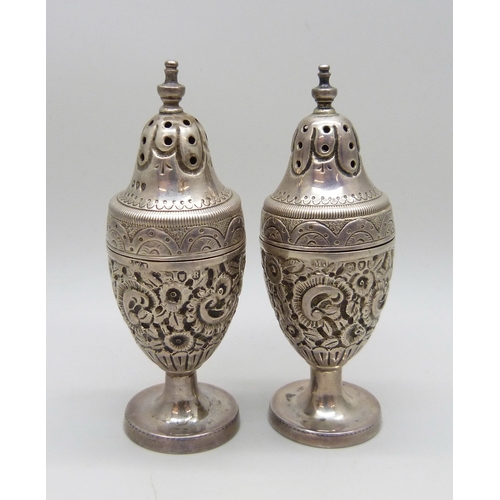 7016 - A pair of late Victorian silver peppers, MJ, London, 1891, 61g, 8.4cm