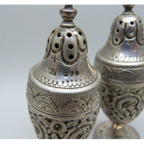 7016 - A pair of late Victorian silver peppers, MJ, London, 1891, 61g, 8.4cm