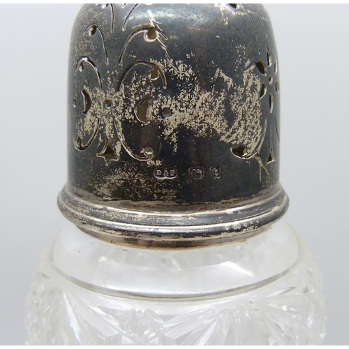 7025 - A George V silver topped cut glass sugar shaker, Birmingham, 1918, 39g silver lid, 18.2cm tall