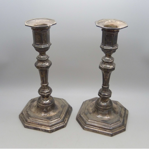 7027 - A pair of George V silver candle sticks, Thomas Bradbury & Sons Ltd, Sheffield, 1917, 990g, 19.5cm