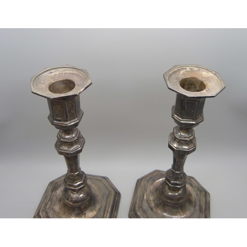 7027 - A pair of George V silver candle sticks, Thomas Bradbury & Sons Ltd, Sheffield, 1917, 990g, 19.5cm