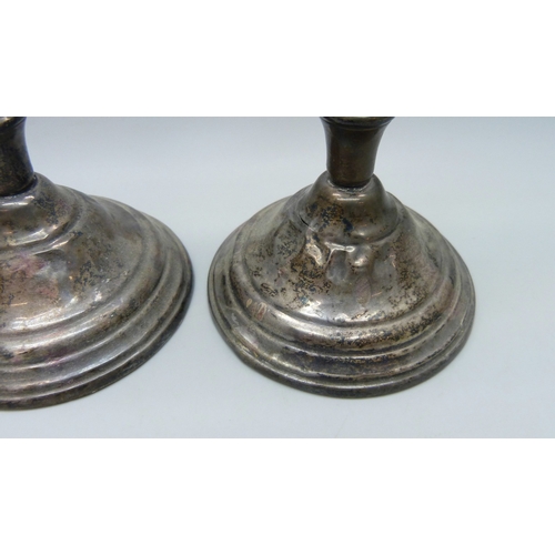 7033 - A pair of George V silver candlesticks, Birmingham, 1919, weighted bases, 325g, a/f