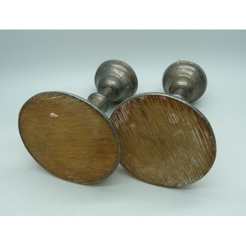 7033 - A pair of George V silver candlesticks, Birmingham, 1919, weighted bases, 325g, a/f