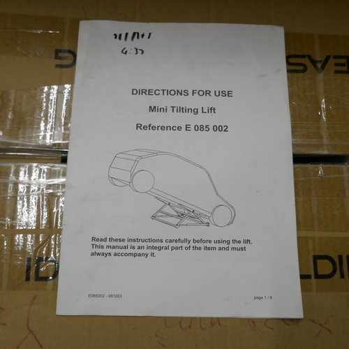 5065 - A Clarke 1500kg S.W.L. mini tilting car lift  * This lot is subject to VAT