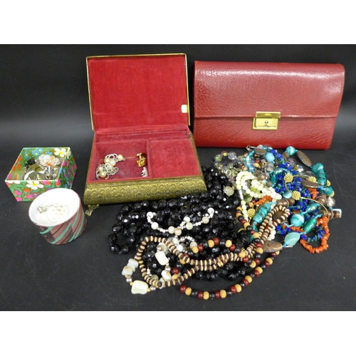 2056 - A collection of costume jewellery