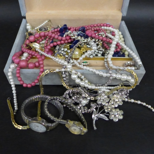 2059 - Collection of costume jewellery in jewellery box