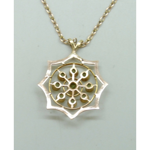 7052 - An early 20th century 9ct gold pendant set with peridot, 3.3cm including bail, on a yellow metal cha... 