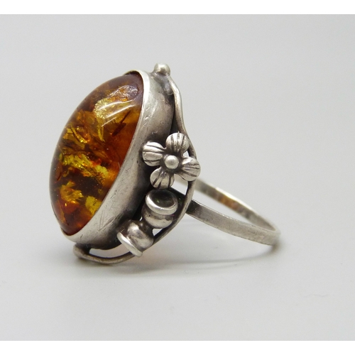 7053 - An Art Nouveau style silver and Baltic amber ring, T