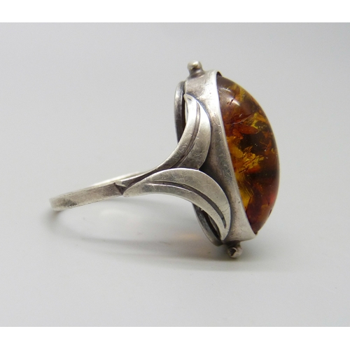 7053 - An Art Nouveau style silver and Baltic amber ring, T