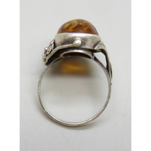 7053 - An Art Nouveau style silver and Baltic amber ring, T