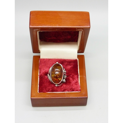 7053 - An Art Nouveau style silver and Baltic amber ring, T