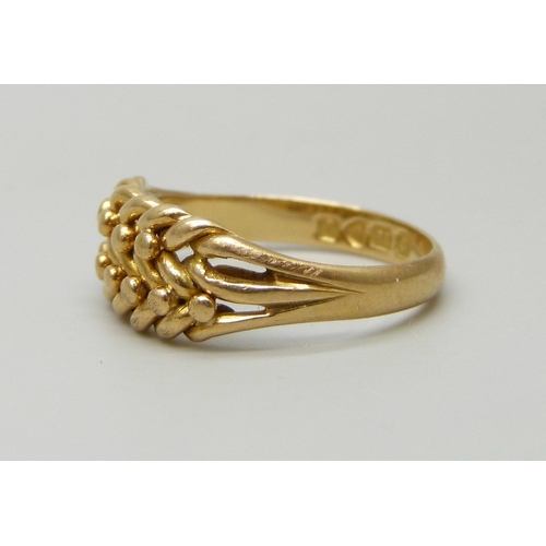 7062 - An 18ct gold Keeper ring, 3.9g, M/N