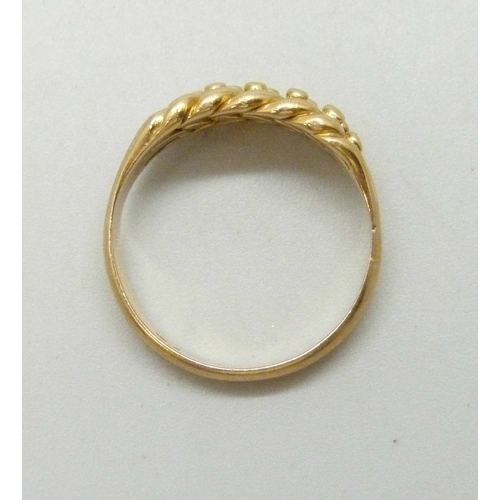 7062 - An 18ct gold Keeper ring, 3.9g, M/N