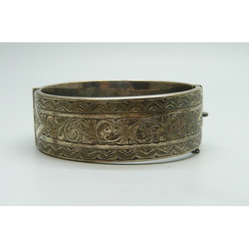 7125 - A silver bangle, 35g, 6 x 5.3cm