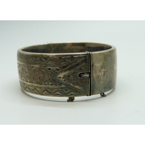 7125 - A silver bangle, 35g, 6 x 5.3cm