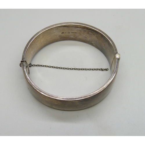7125 - A silver bangle, 35g, 6 x 5.3cm