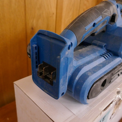 5057 - A sample battery powered sander and a sample battery powered drill *This lot is subject to VAT
