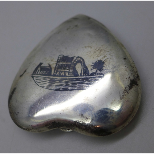 7036 - A .900 silver and niello compact, 33g, 5.7cm