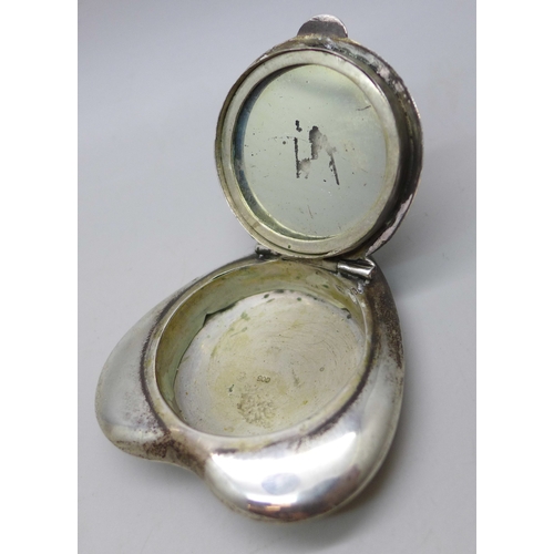 7036 - A .900 silver and niello compact, 33g, 5.7cm
