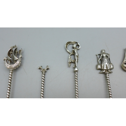 7043 - A set of eight white metal spoons, 117g total