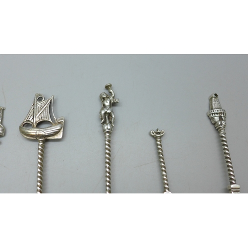 7043 - A set of eight white metal spoons, 117g total