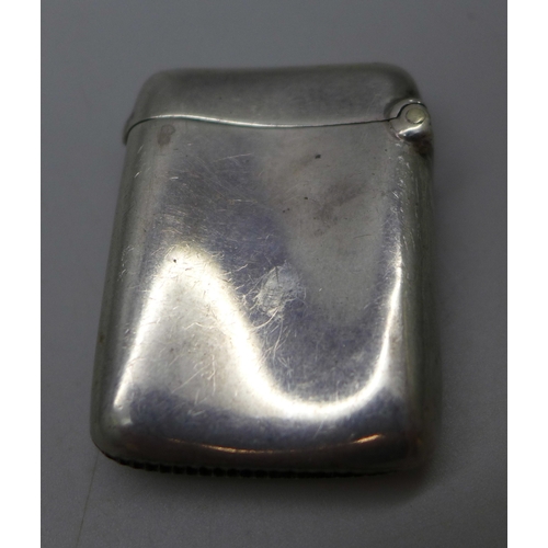 7045 - A George V silver vesta case, Chester, 1927, 16g, 4.1cm