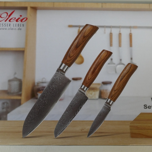5002 - A set of 3 kitchen knives with Damascus blades with a wooden storage box - by Oleio
