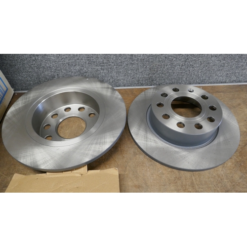 5099 - Assorted car parts including 2 van wing mirrors and a set of brake discs/pads - unfitted