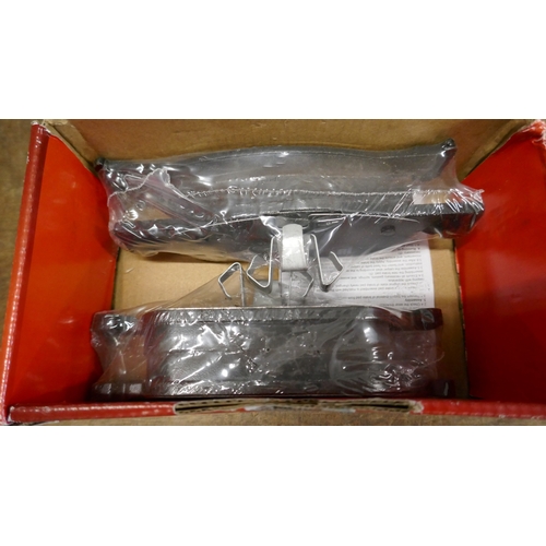 5099 - Assorted car parts including 2 van wing mirrors and a set of brake discs/pads - unfitted