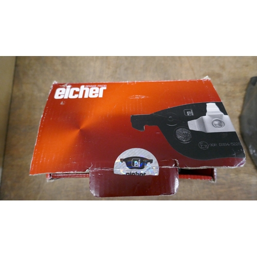5099 - Assorted car parts including 2 van wing mirrors and a set of brake discs/pads - unfitted