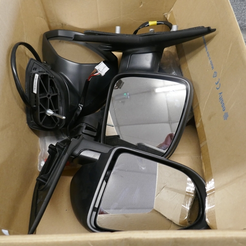 5099 - Assorted car parts including 2 van wing mirrors and a set of brake discs/pads - unfitted