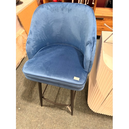 3073 - A blue button back velvet bar stool