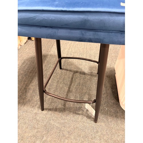 3073 - A blue button back velvet bar stool