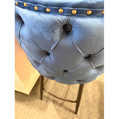 3073 - A blue button back velvet bar stool