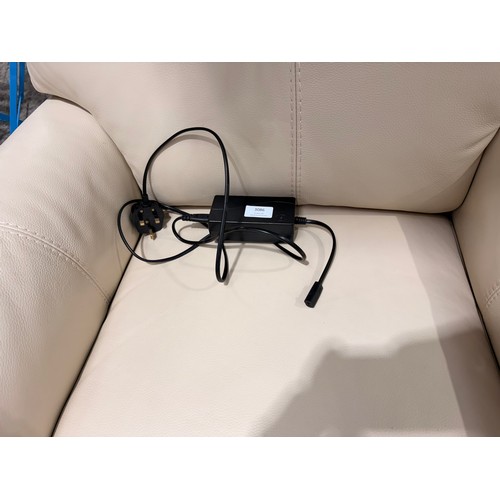 3086 - A cream electric reclining armchair