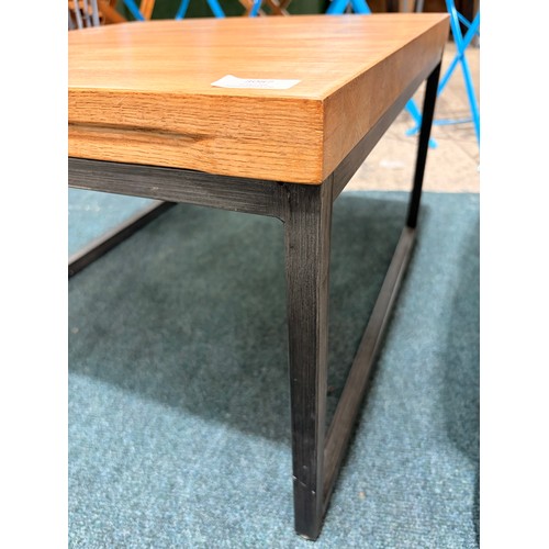 3087 - A square oak side table on a black metal base
