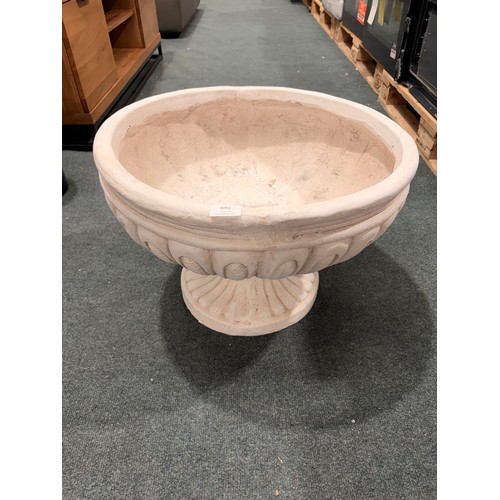 3092 - A large stone effect planter