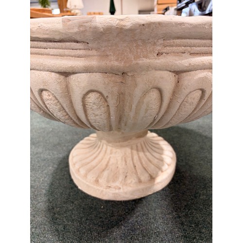 3092 - A large stone effect planter