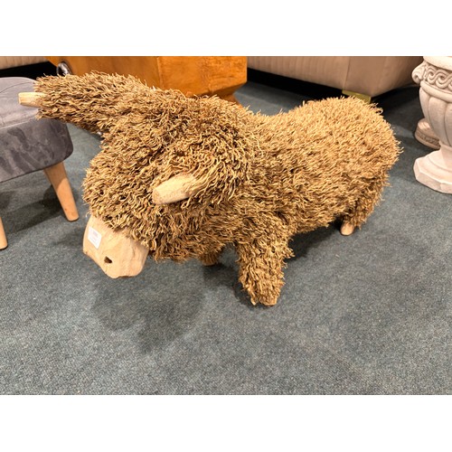 3096 - A Highland cow decoration made of wood and straw