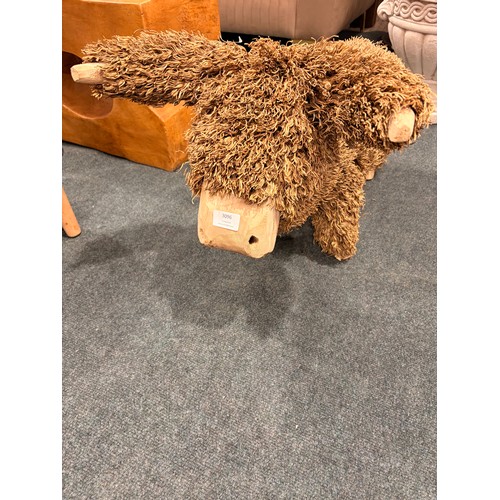 3096 - A Highland cow decoration made of wood and straw