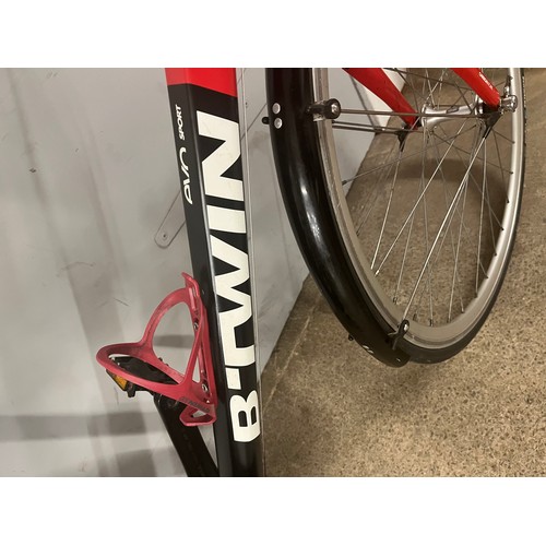 5020 - A B-Twin Evo Sport Triban 520 aluminium framed road bike with carbon forks, Schwalbe tyres and Shima... 