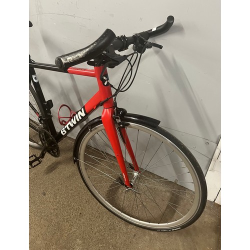 5020 - A B-Twin Evo Sport Triban 520 aluminium framed road bike with carbon forks, Schwalbe tyres and Shima... 