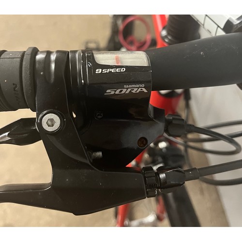5020 - A B-Twin Evo Sport Triban 520 aluminium framed road bike with carbon forks, Schwalbe tyres and Shima... 