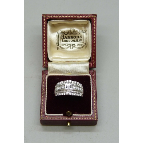 7050A - An 18ct white gold diamond set ring, 1 carat total diamond weight marked in shank, 6.1g, O, in Harro... 