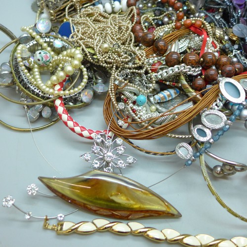 2056 - A collection of costume jewellery