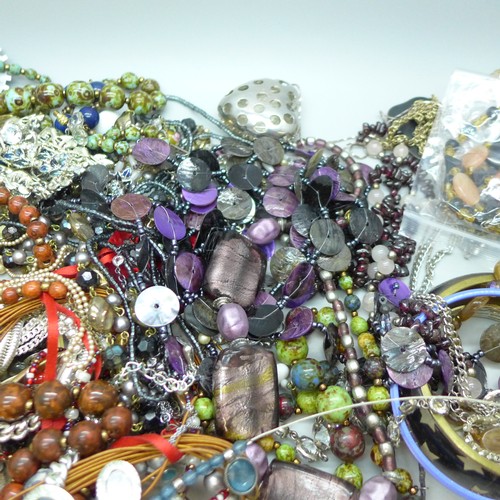 2056 - A collection of costume jewellery