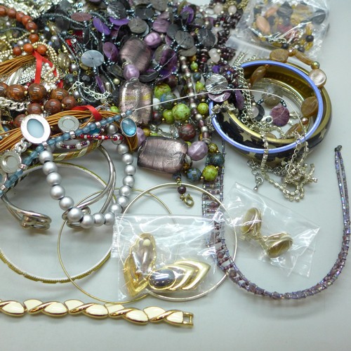 2056 - A collection of costume jewellery