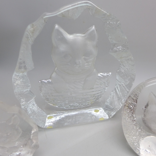 2010 - Five Swedish glass cat paperweights, four by Mats Jonasson and one by Nybro